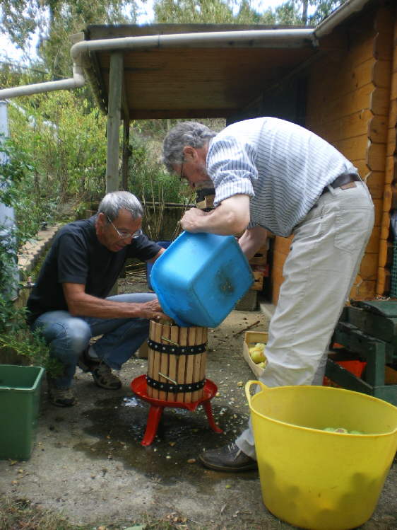 Fabrication du jus de pomme au Jardin Bourian de Dgagnac